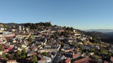 Real Del Monte, Hidalgo, Meksika 'nın insansız hava aracı görüntüleri. Sihirli şehir Pachuca şehrinin yakınında gün doğumunda