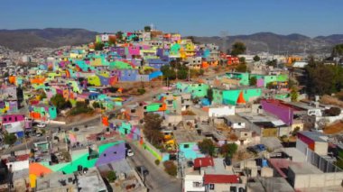 Pachuca 'nın Cubitos bölgesindeki renkli binalar, Hidalgo eyaleti, Meksika. Grand Duvar - Dünyanın en büyük duvar resmi