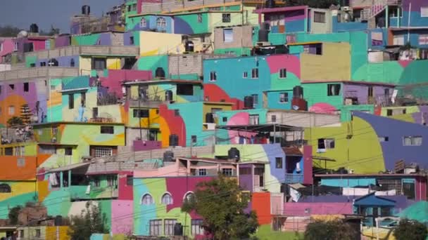 Färgglada bostadsområde i Pachuca, delstaten Hidalgo, Mexiko. Grand Mural - Färgglada byggnader i Cubitos koloni — Stockvideo