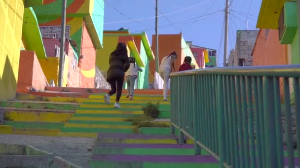 Mexikanska folket i Colorful Living District i Pachuca, Hidalgo State, Mexiko. Färgglada byggnader i Kubitos koloni — Stockvideo