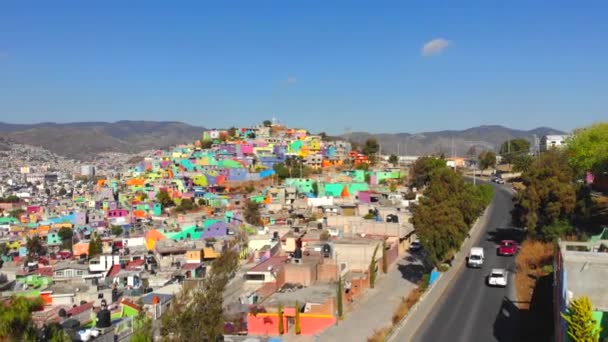 Edifícios coloridos em Cubitos distrito em Pachuca, Hidalgo estado, México. Grand Mural - o maior Mural do Mundo — Vídeo de Stock