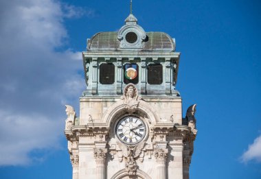 Central Square 'deki devasa saat kulesi. Pachuca 'nın havadan görünüşü, Hidalgo eyaleti, Meksika