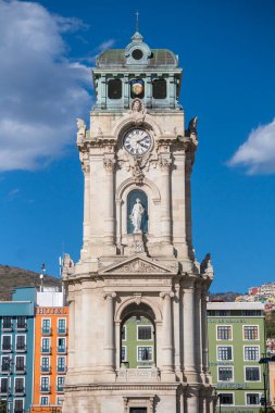 Central Square 'deki devasa saat kulesi. Pachuca 'nın havadan görünüşü, Hidalgo eyaleti, Meksika