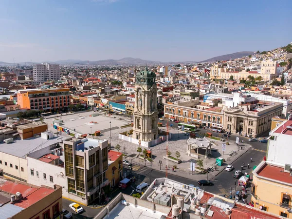 Central Square 'deki devasa saat kulesi. Pachuca 'nın havadan görünüşü, Hidalgo eyaleti, Meksika