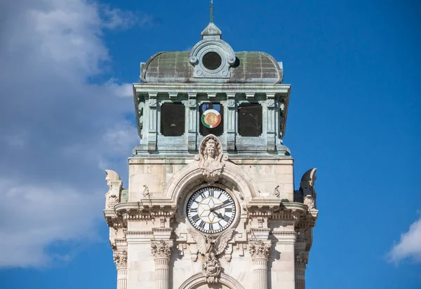 Central Square 'deki devasa saat kulesi. Pachuca 'nın havadan görünüşü, Hidalgo eyaleti, Meksika