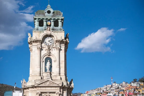 Central Square 'deki devasa saat kulesi. Pachuca 'nın havadan görünüşü, Hidalgo eyaleti, Meksika