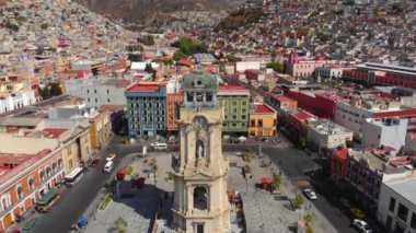 Central Square 'deki devasa saat kulesi. Pachuca 'nın havadan görünüşü, Hidalgo eyaleti, Meksika