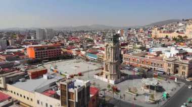 Central Square 'deki devasa saat kulesi. Pachuca 'nın havadan görünüşü, Hidalgo eyaleti, Meksika