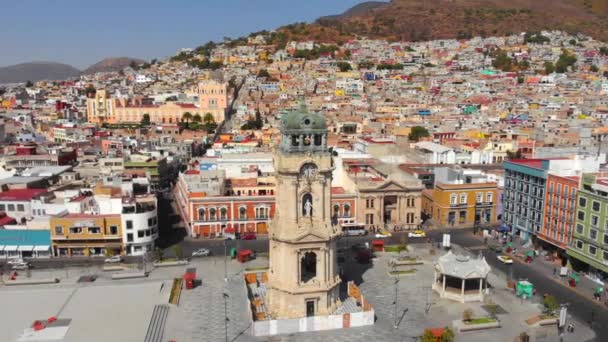 Central Square 'deki devasa saat kulesi. Pachuca 'nın havadan görünüşü, Hidalgo eyaleti, Meksika — Stok video