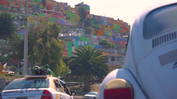 車はメキシコのヒダルゴ州パチュカの通りを移動している。カラフルな家のあるキュビトス地区 — ストック動画