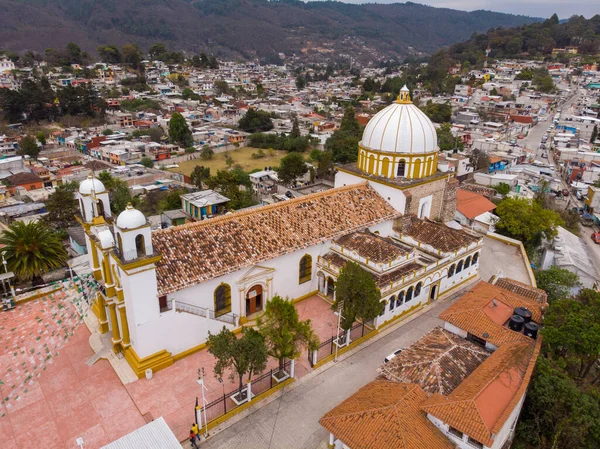 Flygdrönare hsot av Guadalupe kyrka i San Cristobal de las Casas. Iglesia de Nuestra Senora de Guadalupe på kullen — Stockfoto