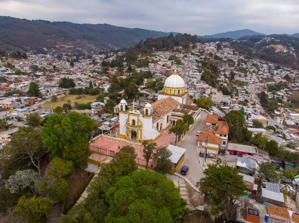 Flygdrönare hsot av Guadalupe kyrka i San Cristobal de las Casas. Iglesia de Nuestra Senora de Guadalupe på kullen — Stockfoto