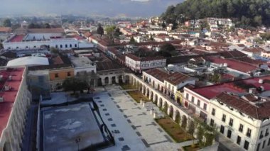 Güneşli bir günün sabahında San Cristobal de Las Casas 'ın Merkez Bölgesi' nin hava aracı uçuşu görüntüleri.