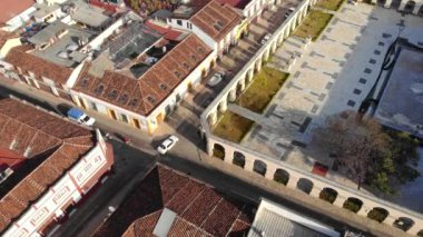Güneşli bir günün sabahında San Cristobal de Las Casas 'ın Merkez Bölgesi' nin hava aracı uçuşu görüntüleri.