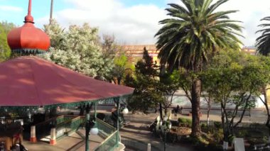 Güneşli bir günün sabahında San Cristobal de Las Casas 'taki Central Square' in hava aracı tarafından çekilmiş görüntüleri.