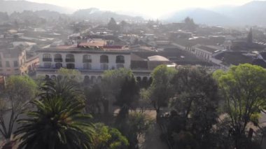 Güneşli bir günün sabahında San Cristobal de Las Casas 'taki Central Square' in hava aracı tarafından çekilmiş görüntüleri.