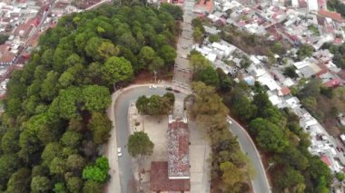 San Cristobal de Las Casas, Chiapas, Meksika 'daki dağdaki Iglesia de San Cristobalito Kilisesi' nin insansız hava aracı görüntüleri.