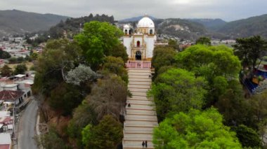 San Cristobal de las Casas 'taki Guadalupe Kilisesi' nin insansız hava aracı. Iglesia de Nuestra Senora de Guadalupe tepede.