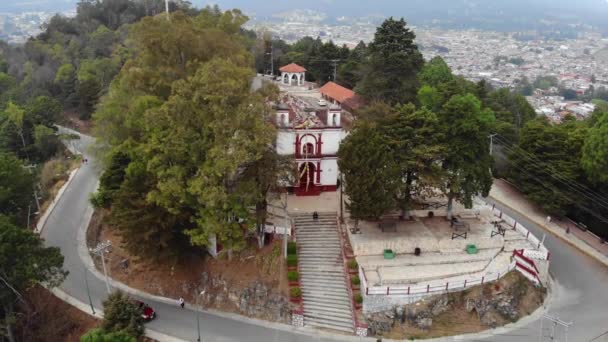 Flygfoto av kyrkan Iglesia de San Cristobalito på berget i San Cristobal de Las Casas, Chiapas, Mexiko — Stockvideo