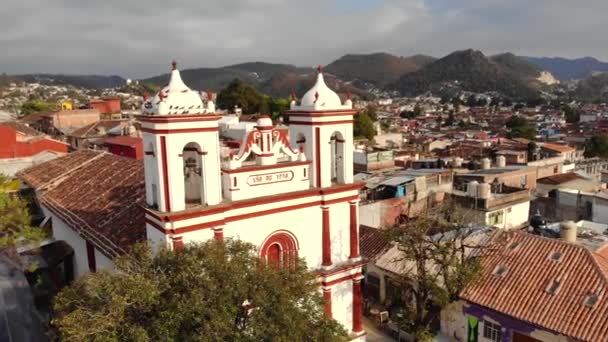 San Cristobal de Las Casas, Chiapas, Meksika 'daki dağdaki Iglesia de San Cristobalito Kilisesi' nin insansız hava aracı görüntüleri. — Stok video
