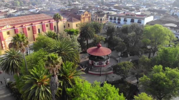 Flygfoto Drone Flyby skott av Central Square i San Cristobal de Las Casas på morgonen solig dag — Stockvideo