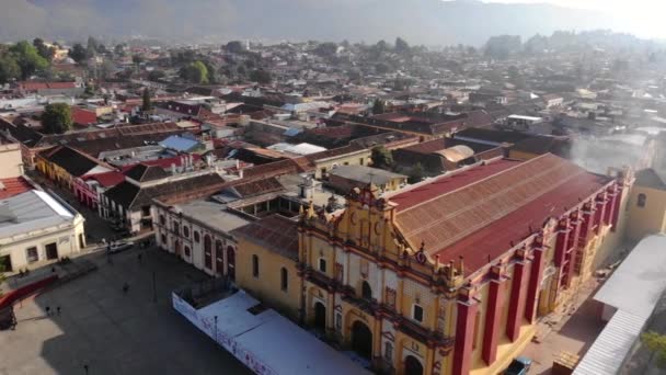 Aerial Drone flyby shot of Central Square in San Cristobal de Las Casas in the morning of sunny day — Stock Video