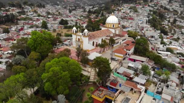Légi drón hsot Guadalupe templom San Cristobal de las Casas. Iglesia de Nuestra Senora de Guadalupe a dombon — Stock videók