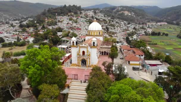 Εναέρια drone hsot της εκκλησίας της Γουαδελούπης στο San Cristobal de las Casas. Iglesia de Nuestra Senora de Guadalupe στο λόφο — Αρχείο Βίντεο