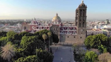 Puebla de Puebla Katedrali. Orta Iglesia 'nın Puebla de Zaragoza, Meksika, Zocalo Meydanı' ndaki insansız hava aracı görüntüleri.