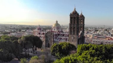 Puebla de Puebla Katedrali. Orta Iglesia 'nın Puebla de Zaragoza, Meksika, Zocalo Meydanı' ndaki insansız hava aracı görüntüleri.