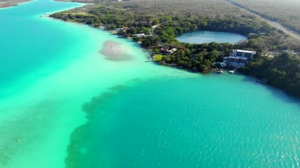 Letecký Drone Shot of Beautiful Cenote Azul a pohled na 7 sedm barev laguny v Bacalar, Quintana Roo, Mexiko — Stock video