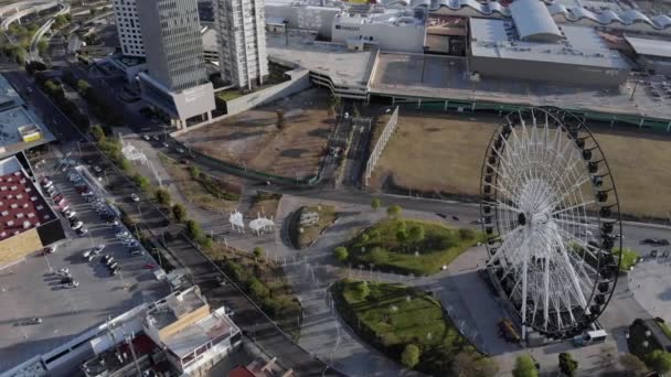 Aerial Drone Video of Big Ferris Wheel in Angelopolis Business district in Puebla city, Puebla, Mexico — Vídeos de Stock