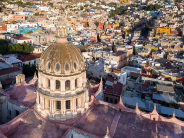 Guanajuato City, Meksika, tarihi binaların havadan görünüşü. Templo de San Felipe Neri 'ye yakın.