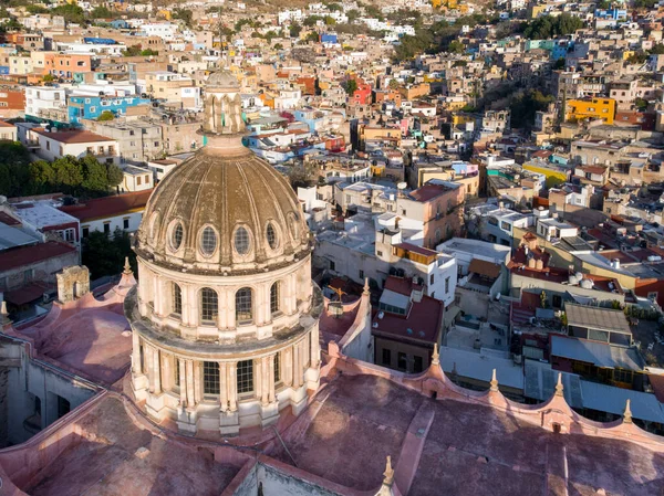 Guanajuato City, Mexique, vue aérienne des bâtiments historiques. Gros plan sur Templo de San Felipe Neri — Photo