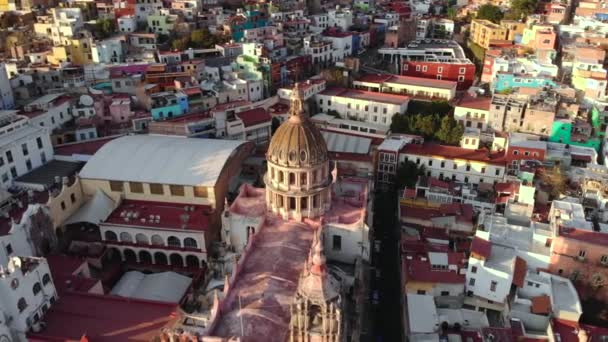 Guanajuato City, México, vista aérea de edifícios históricos, incluindo a Basílica de Nossa Senhora de Guanajuato — Vídeo de Stock