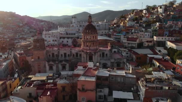 Guanajuato City, México, vista aérea de edifícios históricos. Templo dos San Felipe e Universidade de Guanajuato — Vídeo de Stock