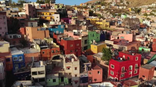 Enfoque aéreo vibrante colorido pueblo latinoamericano de Guanajuato México al pie de la montaña. — Vídeos de Stock