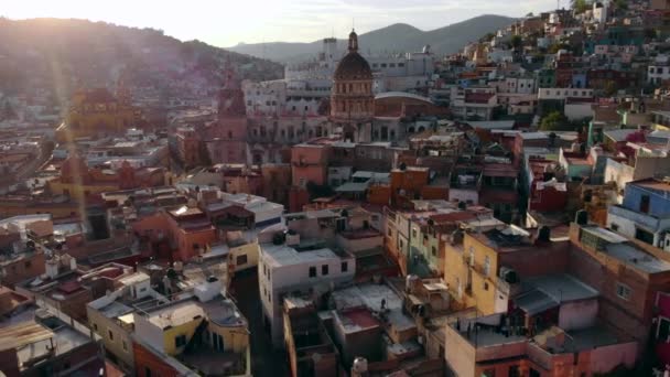 Guanajuato City, Mexique, vue aérienne des bâtiments historiques. Temple os San Felipe et Université de Guanajuato — Video