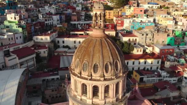 瓜纳华托市，墨西哥，历史建筑的空中景观。Templo de San Felipe Neri的特写镜头 — 图库视频影像