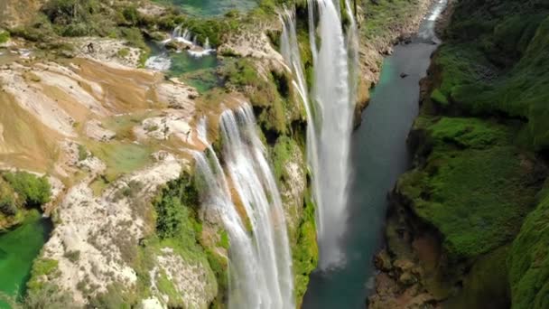 Aerial view of Beautiful Fascinating Tamul Waterfall with turquoise water in San Luis Potosi, Mexico — Vídeos de Stock
