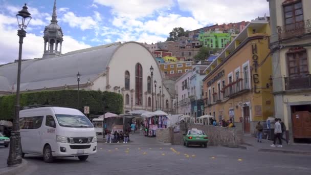 Guanajuato, Messico - febbraio 2022: Auto che passano davanti agli acquedotti sotterranei con tunnel a Guanajuato — Video Stock