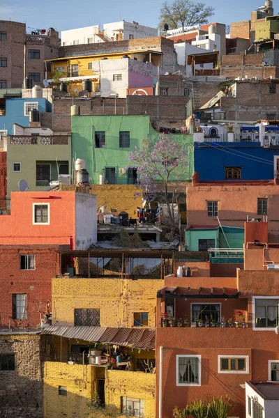 Belles maisons colorées sur la colline de Guanajuato, Mexique — Photo