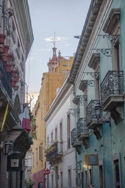 Belles maisons colorées sur Narrow Street à Guanajuato, Mexique — Photo