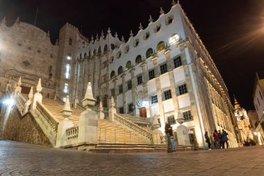 Guanajuato, Meksika 'da gece caddelerinde trafik ışıkları var.