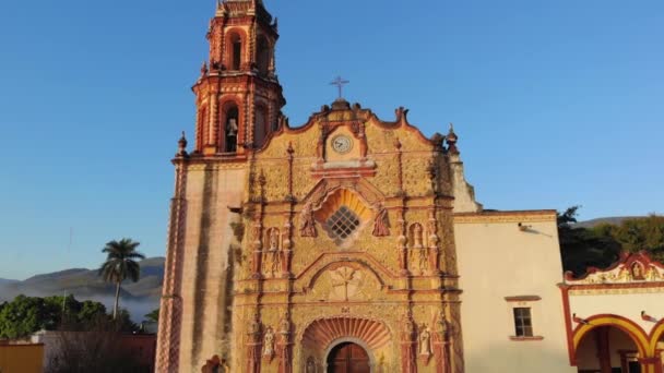 Древняя церковь в Хальпан-де-Серра, Керетаро. Мексика. Воздушный кадр францисканской миссии в Джальпане — стоковое видео