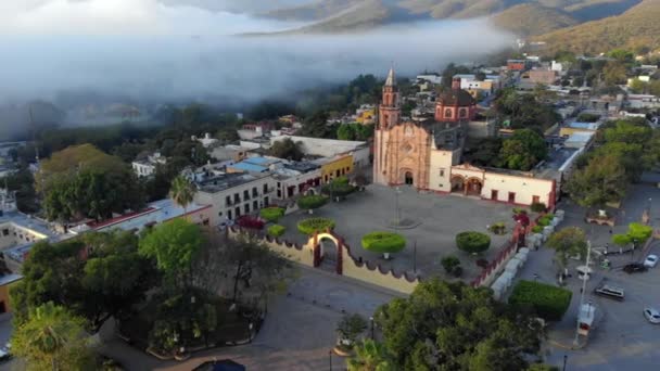 Un'antica chiesa a Jalpan de Serra, Queretaro. Messico. Scatto aereo della missione francescana di Jalpan — Video Stock