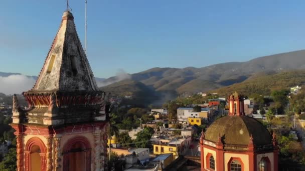 Uma antiga igreja em Jalpan de Serra, Queretaro. No México. Tiro aéreo da missão franciscana de Jalpan — Vídeo de Stock