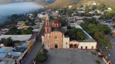 Queretaro, Jalpan de Serra 'da eski bir kilise. Meksika mı? Jalpan 'ın Fransisken Misyonunun Hava Çekimi. 4k
