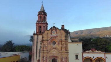 Queretaro, Jalpan de Serra 'da eski bir kilise. Meksika mı? Jalpan 'ın Fransisken Misyonunun Hava Çekimi. 4k