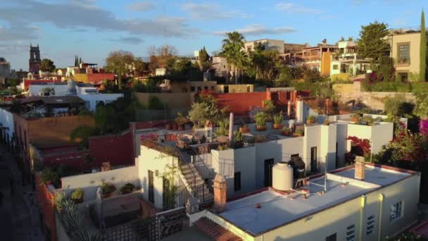 Flygdrönare Skjuten Från Smal Gata San Miguel Allende Cathedral Kvällsljus — Stockvideo